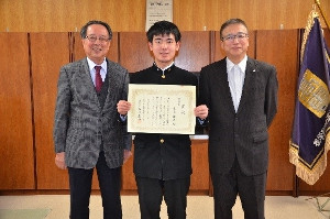 迫原校長への受賞報告 （左から：迫原校長、由良さん、皆本教授）