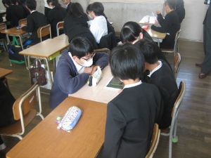 児童のサポートをする学生