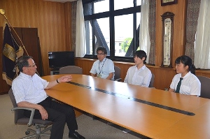 意気込みを語る阿部さん(右端)と細川さん(右から2番目)