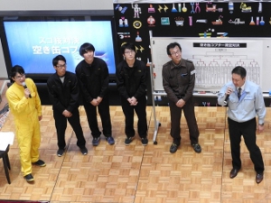 空き缶コプター滞空対決を見守る