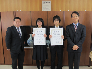 校長との記念撮影 (左から:八木校長、柴田さん、宮岡さん、香川教授)