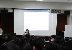 会場で講演する内田教授