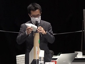 空き缶サイズの人工衛星モデル（缶サット）を紹介する若林准教授