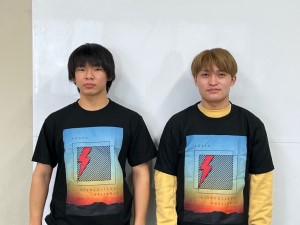 高専インカレチャレンジ提供のTシャツを着た片岡さん(左)と光田さん(右)