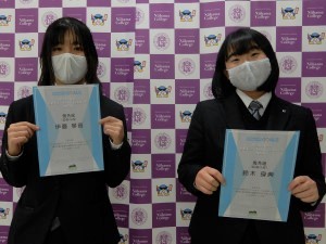 表彰状を手に