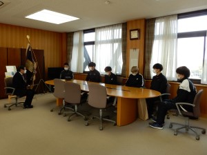 校長室での報告の様子