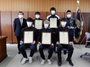 後列左から 校長、塩﨑さん、日浅さん、谷脇准教授 前列左から、森高さん、秦さん、岡本さん