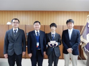 （左から）松友准教授、鈴木校長、渡辺さん、浅地教授