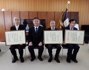 記念撮影（左から出口教授、鈴木校長、皆本教授、柳井教授）