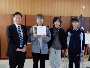 （左から）鈴木校長　岩本さん、藤倉さん、石丸さん