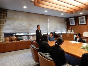 日本語で自己紹介をする実習生