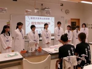 自己紹介をする高専生
