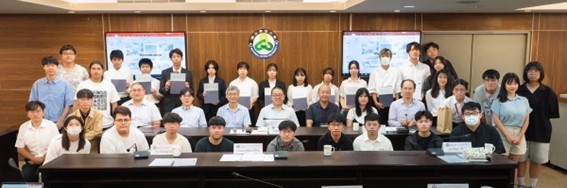 成果報告会とClosing Ceremony(2列目・中央 侯帝光校長)