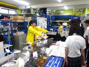 【機械工学科】流体実験室の設備についての説明の様子