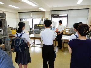 【電気情報工学科】超小型人工衛星の紹介の様子