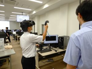 【電子制御工学科】プログラミングとVR体験の様子