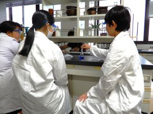 【生物応用化学科】酸化反応に関するミニ実験の様子