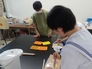 【環境材料工学科】模擬授業「Myクレヨンをつくろう」の様子