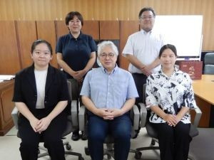 中国語教育実習生　前列左：何さん　右：林さん