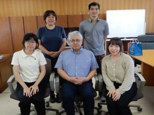 英語教育実習生　前列左：李さん　右：張さん