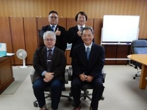 前列左:東海校長 右:巫銘昌 副校長、後列右:施國亮 機械工程系主任
