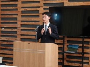 スピーチをする山下さん