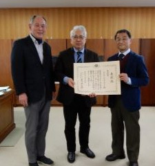 （中央）東海校長、（左・右）関係教員