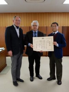 (中央)東海校長、(左・右)関係教員