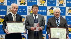 左から木戸松山リハビリテーション病院院長、加藤愛媛県交通安全協会専務理事、東海校長