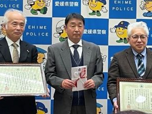 左から木戸松山リハビリテーション病院院長、加藤愛媛県交通安全協会専務理事、東海校長