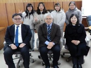 前列：野田教員、東海校長、盧秀満氏