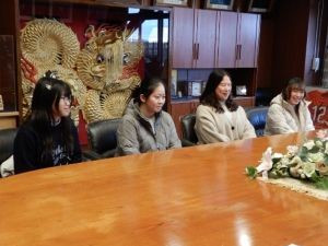 李さん 何さん 林さん 張さん 市長を前に緊張！