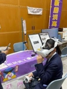 AT課程の学生が介助犬普及のため作成したVRを体験している参加者