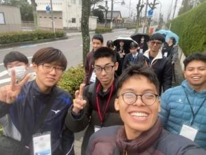 本校学生と学校周辺探検