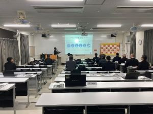 教室における教材説明の様子