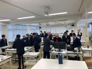 実験室における教材説明の様子