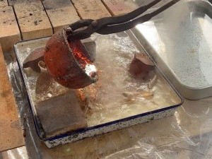 鋳込み(湯床吹き)の様子