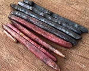 鋳造した棹銅（手前が4回目）