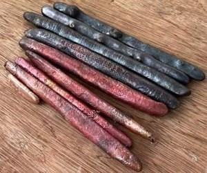 鋳造した棹銅(手前が4回目)