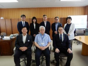 集合写真　前方右：侯帝光校長、中央：東海校長