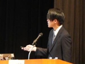 KOSEN-3衛星開発について説明する佐藤さん