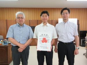 東海 明宏校長に優勝を報告 （左から　東海校長、柴田さん、志賀 信哉学生主事）