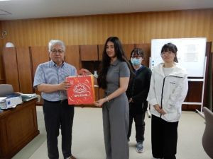 国立聯合大学の学生からお土産をいただきました