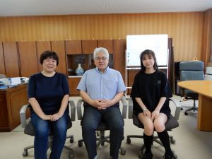 左から　白井教授、東海校長、陳さん
