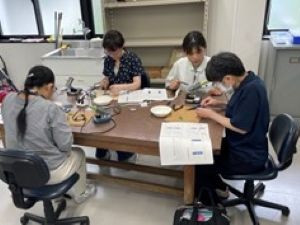 初めてはんだごてを使う参加者たち