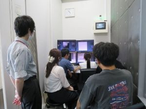 透過型電子顕微鏡(TEM)の実習中