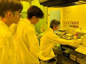 超伝導素子作製の実習中