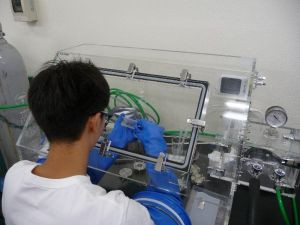 リチウムイオン電池組み立ての様子