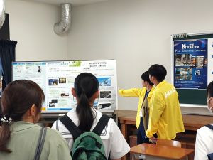 【機械工学科】教員の研究テーマのポスターを紹介する様子