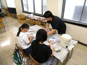 【環境材料工学科】模擬授業「Myクレヨンをつくろう」の様子